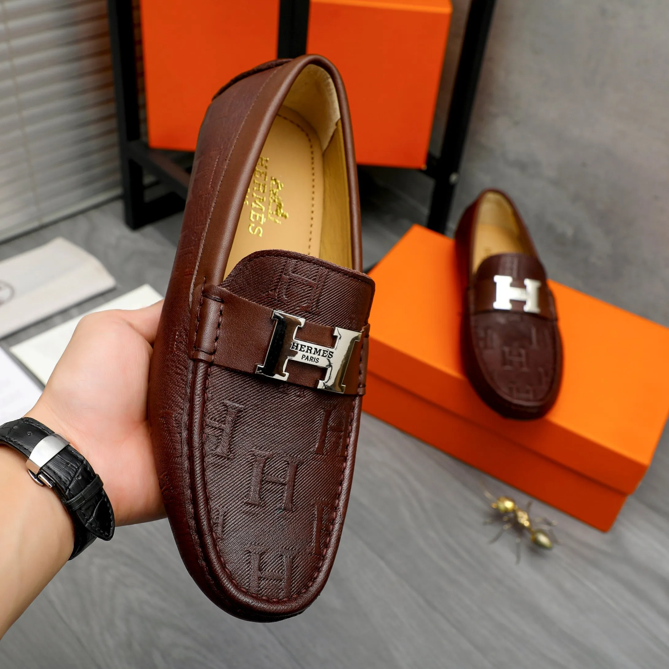 Men's shoes 💰p420 Product trademark: HERMES "Hermes" casual slip-on men's shoes Regular size: 38-44 Product materials: Selected embossed cowhide upper, sheepskin lining, original rubber outsole